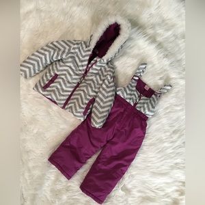Snowsuit,  pants and coat with zippers and pockets.  Great condition.  Size 4T.